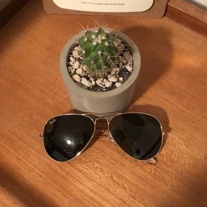 Like NEW gold Ray-Ban aviators ✨ classics RB3025